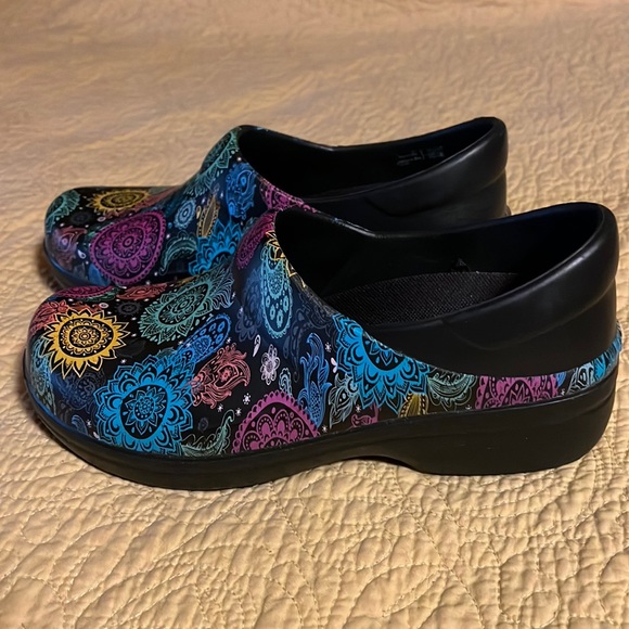 Crocs size 7 shoes - Picture 1 of 3